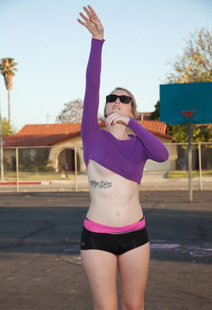 18 year old girl sexys her sisters boyfriend and sends her the selfie as proof